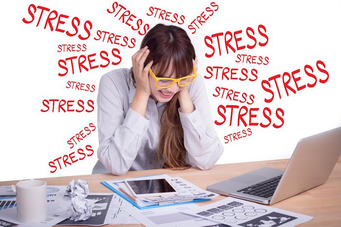 심각한 스트레스가 있다는 것을 알려주는 우리 몸의 신호 8가지
