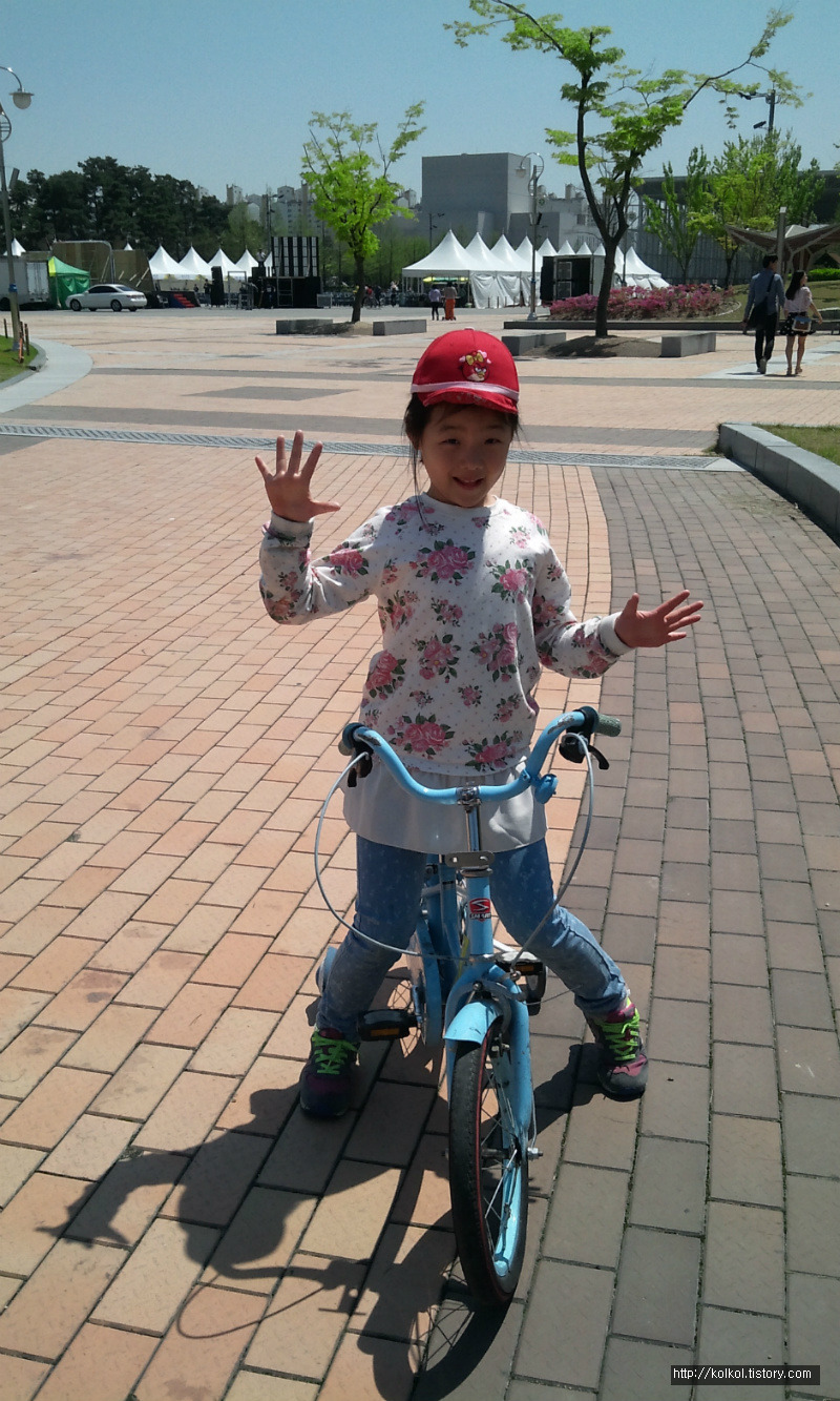 토요일 아빠와 초등학교 2학년 진빵이는 대전 남문광장에서 두발자전거를 타는 연습을 했답니다!! 엄마없이 ...ㅠㅠ