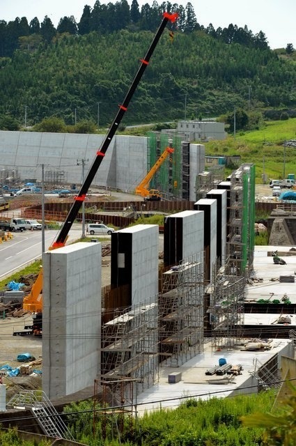 일본에서 건설 중인 쓰나미 방호벽