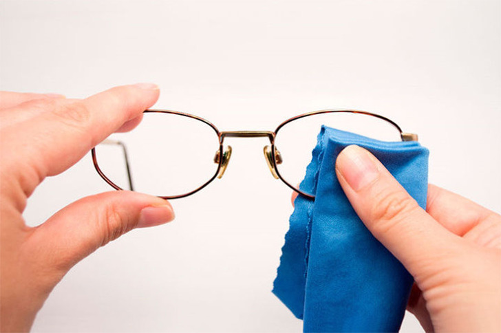 안경을 착용하는 사람들이 꼭 알아야 할 중요한 팁 10가지
