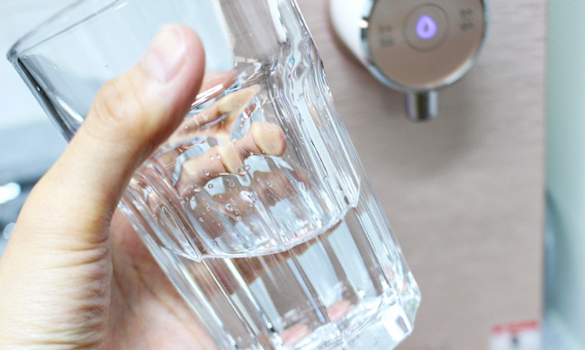 아침에 마시는 미지근한 물이 가져다주는 놀라운 효과 7가지