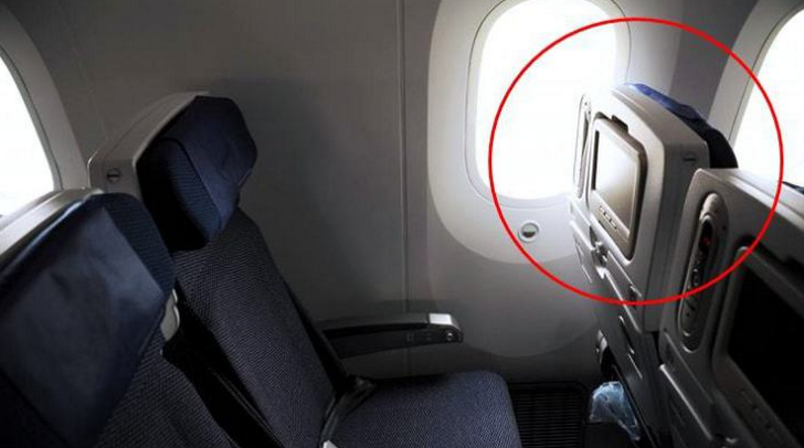 불편했던 비행기 창문 위치에 숨겨진 항공사의 영업전략