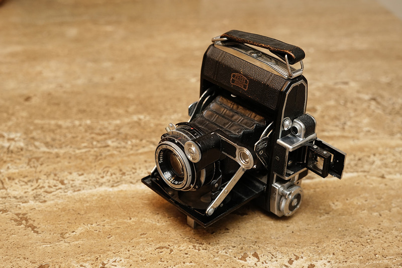 오래된 중형 폴딩 카메라 : 수퍼이콘타 (Super Ikonta) 531