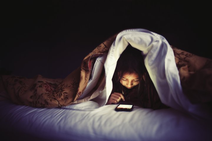 밤에 보는 스마트폰 위험성이 놀라운 이유는 무엇일까?