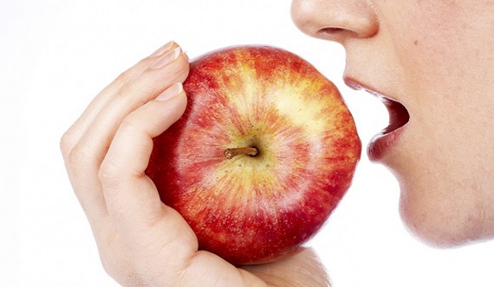 사과를 껍질째 먹어야 하는 이유