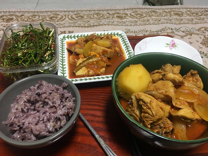 평일의 집밥메뉴 (닭도리탕, 부추무침, 두부조림, 밥)