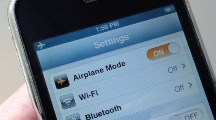 기내에서 비행기 탑승 모드를 안 켜면 어떻게 될까?