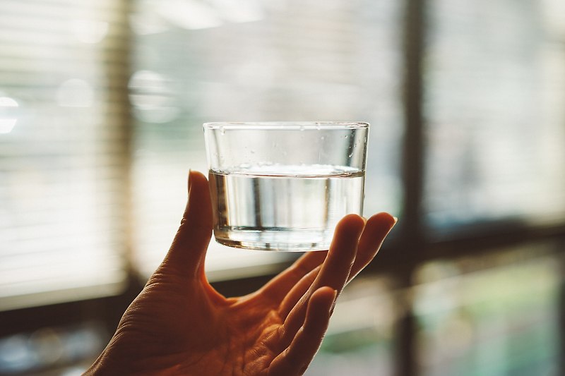 따뜻한 물의 효능 6가지와 마실 때 주의사항, 물만 마셔도 생리통 완화 및 다이어트에 도움 된다고?!