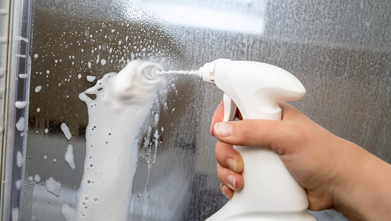 유리 샤워 도어 청소하는 방법 - 석회질과 물때 제거하기