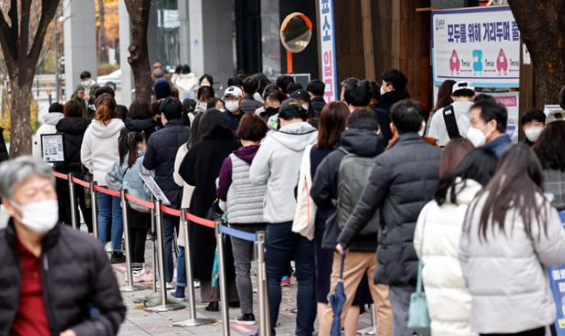 오미크론 확산으로 한국의 확진자 수가 연일 1만명대를 넘기고 있습니다.