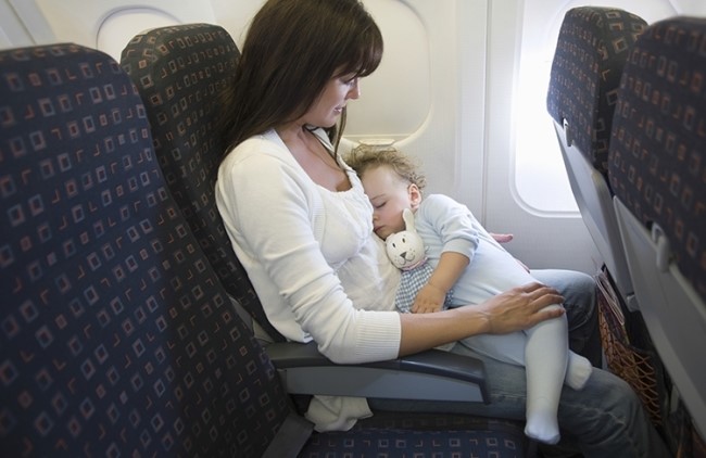 [#따뜻한 이야기] 비행기에서 10시간 동안 울어댈 아이를 위해 승객들에게 선물을 준비한 엄마