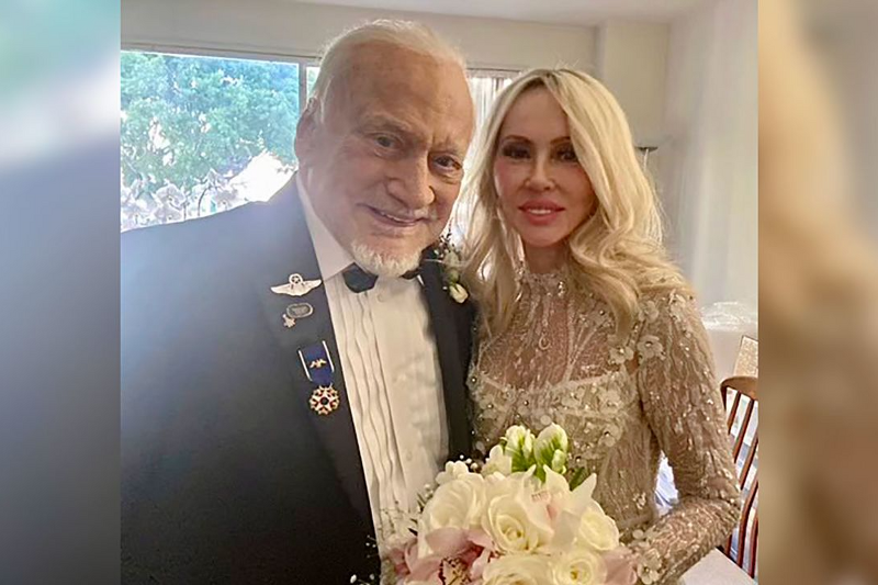 [CNN] 은퇴한 우주비행사 버즈 올드린, 93번째 생일에 '오랜 사랑'과 결혼