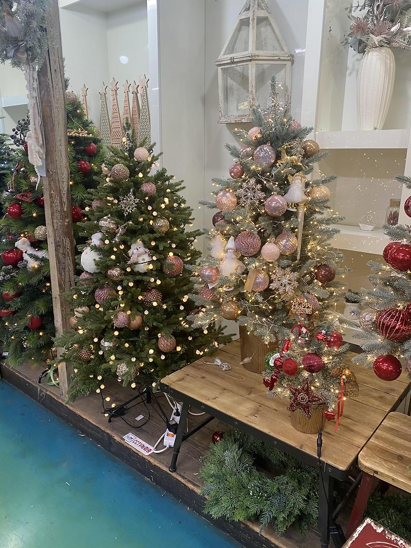 크리스마스트리 준비는 고속터미널 꽃시장 부자재 상가에서 해요 !
