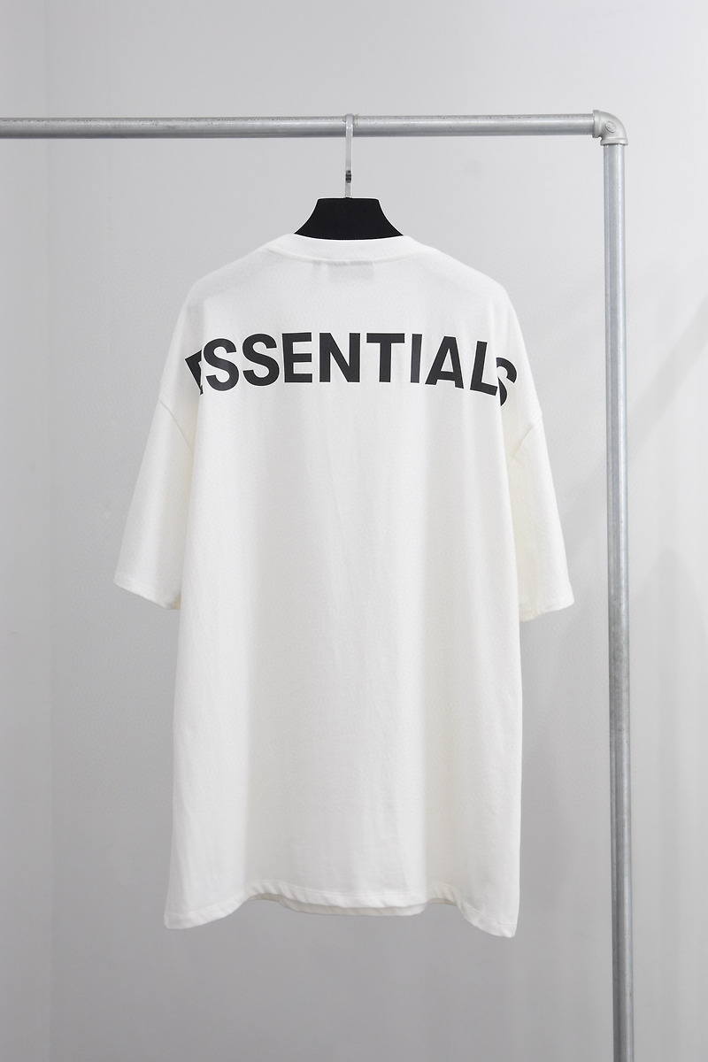 [FEAR OF GOD] 피어오브갓 에센셜 리플렉티브 로고 반팔 티셔츠 (2 COLOR)
