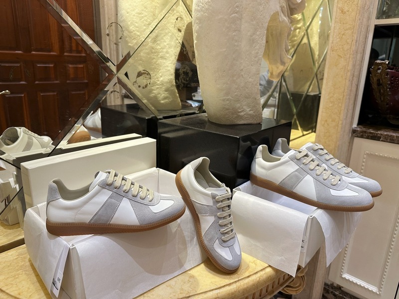 메종마르지엘라 레플리카 독일군 스니커즈 신발은 고품질의 레플리카 제품으로, 독일군의 스니커즈 디자인을 따라 만들어진 제품입니다. 리밋플 review