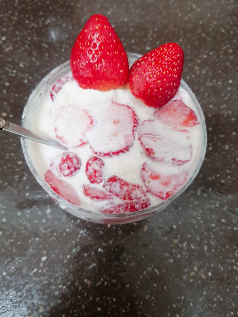 점심차렷 정쉡의 아삭아삭한 식감의 딸기아이스크림