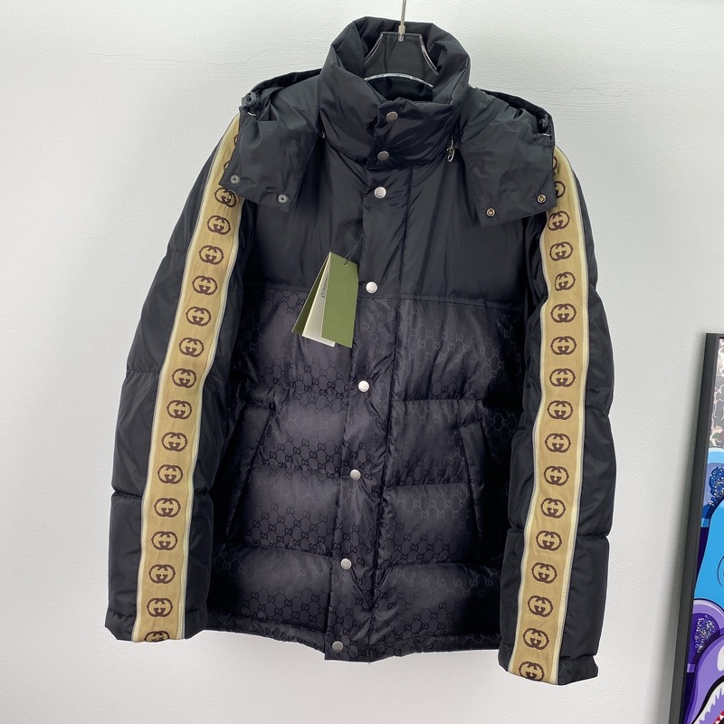 구찌 모노그램 스트라이프 다운 패딩 자켓 재킷 598725Z8AFZ는 최신 트렌드를 반영한 스타일리시한 아이템입니다. 리밋플 review
