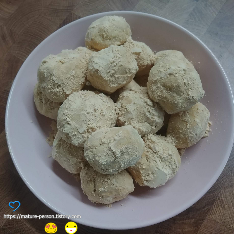 쌀가루도 넣고  만든 인절미 쿠키( 콩가루 쿠키)