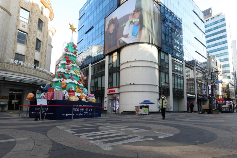 크리스마스 백화점 인파 북적 거리두기 실종된 모습