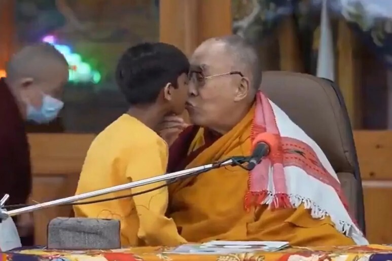 달라이 라마의 키스 영상 논란: 학대 또는 농담?