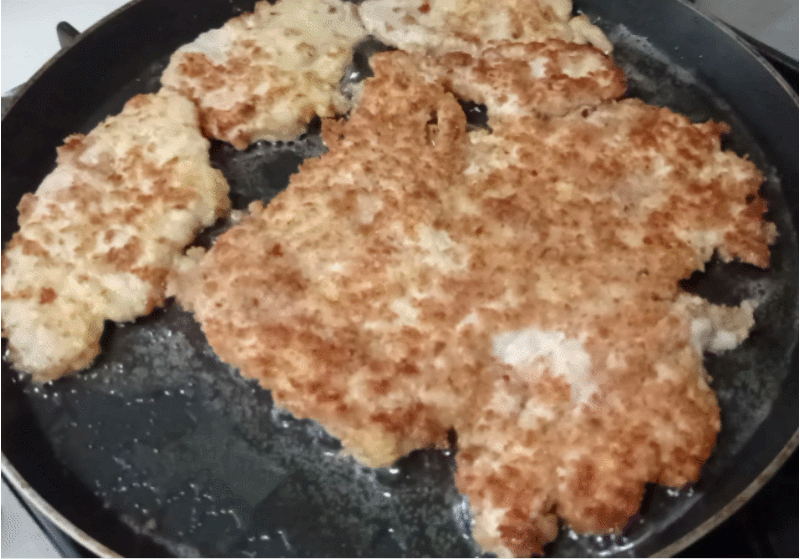 닭가슴살로 온 국민이 사랑하는 바삭한 치킨까스를 만들어 보았습니다. (식빵으로 빵가루 만드는 방법도 알려드려요~)