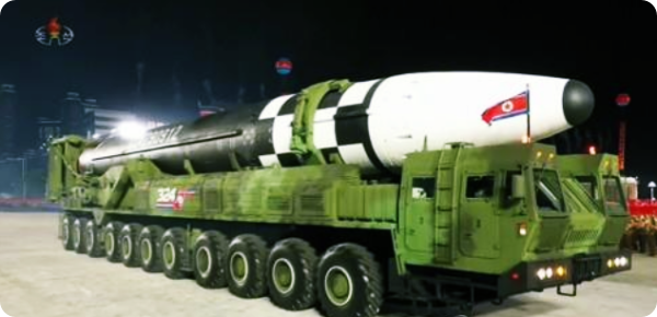 북한 열병식에서 김정은 '고맙다,감사하다' 12번 사용 및 미국 도발없이 신형 ICBM(대륙간 탄도미사일) 공개!