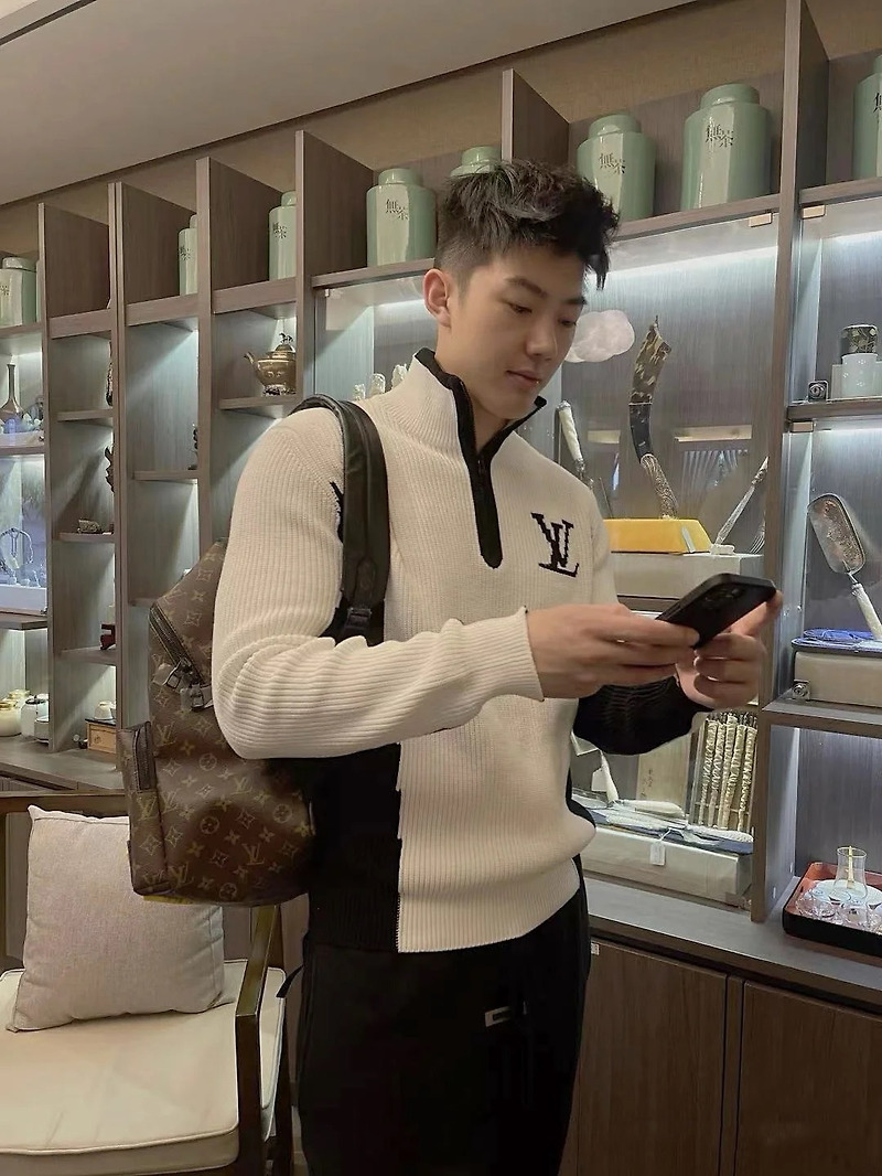 [LOUIS VUITTON] 루이비통 투톤 하이 넥 위드 하프 집 1A8WS0