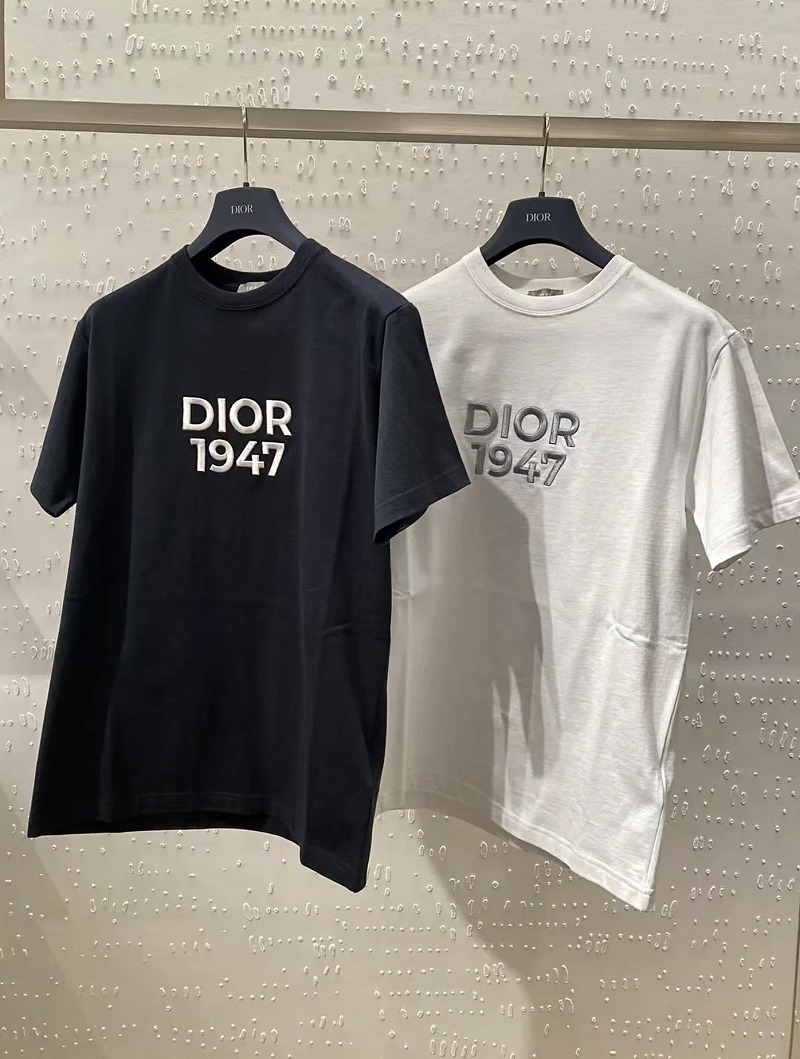 디올 캐주얼 핏 반팔 티셔츠 413J696F0554_C580 413J696F0554_C088은 스타일과 편안함을 동시에 갖춘 티셔츠입니다.