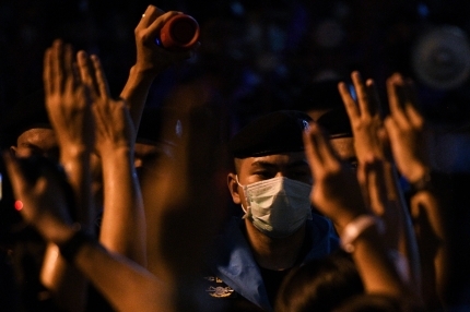 태국 반정부시위 진압에 물대포까지 동원?!