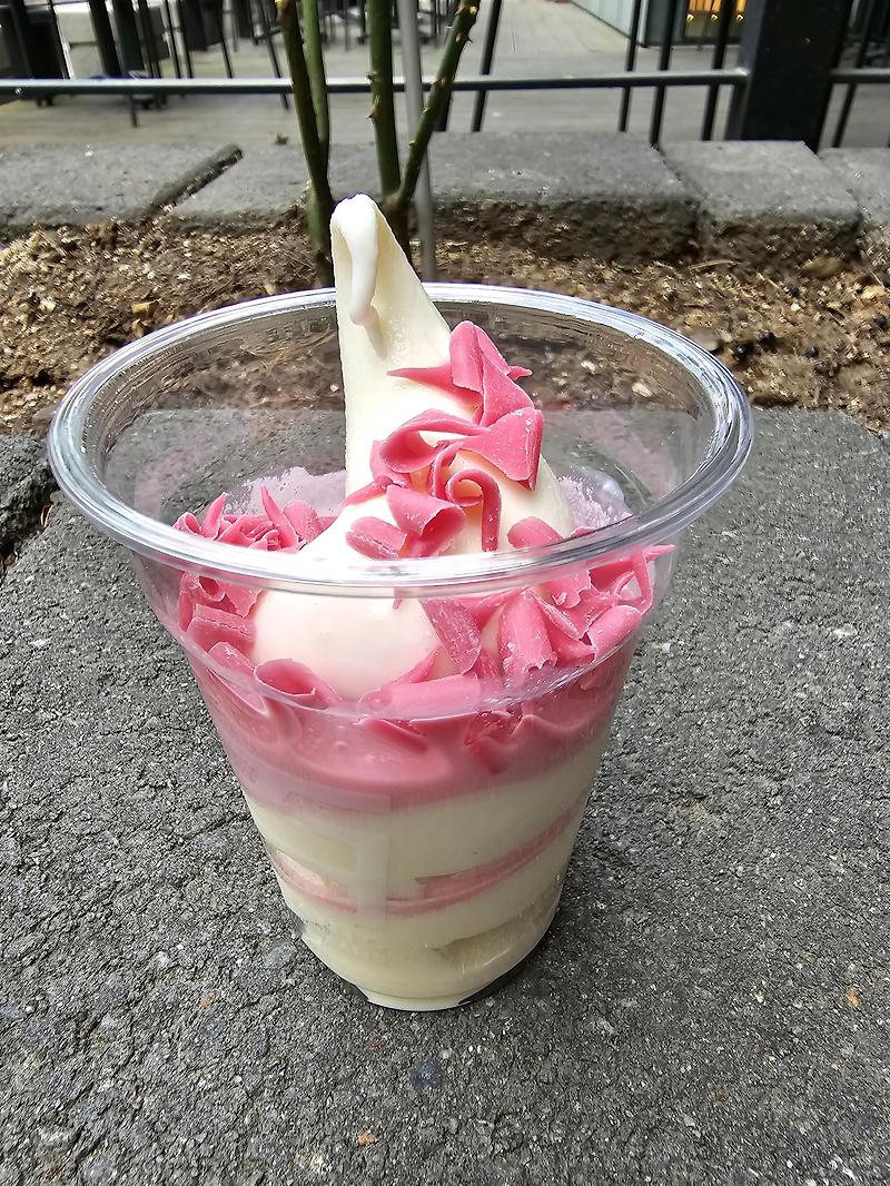 [가산디지털단지] 1964백미당 - 우유 아이스크림(딸기 초콜릿 토핑)