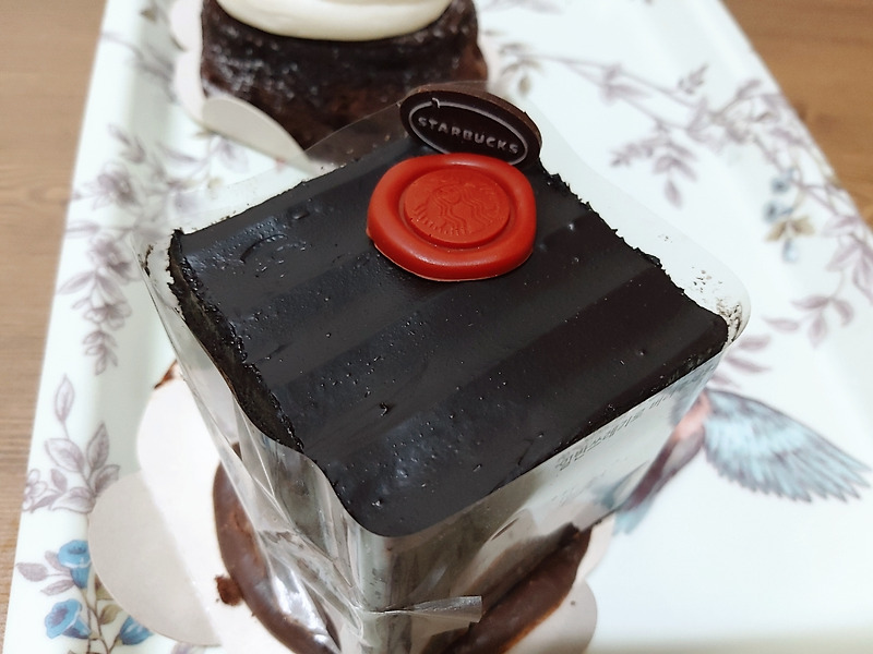 스타벅스 블랙초콜릿 케익 & 클라우드 초콜릿 케이크