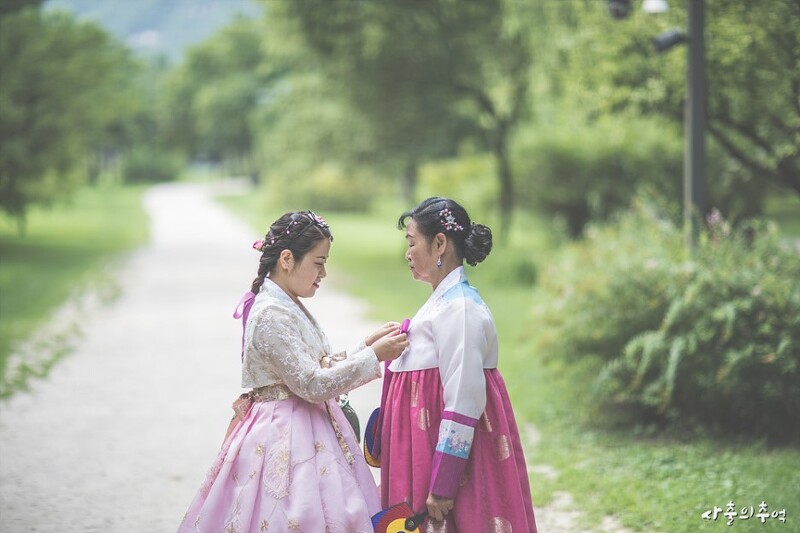 그녀의 어머니와 함께한 서울 경복궁과 청와대