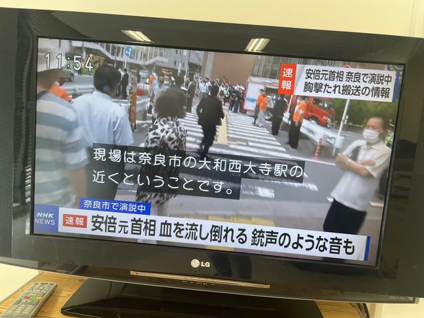 아베 신조 전 일본 총리 유세 중 총격으로 피흘리며 쓰러져 심정지 상태