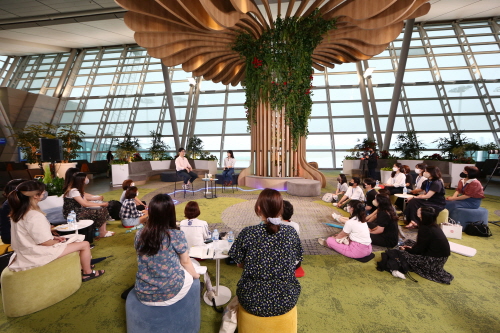 인천공항, 'Book a Travel' 개최... 소설가 김영하와 뮤지션 요조의 '공항과 여행, 책'에 대한 토크 콘서트