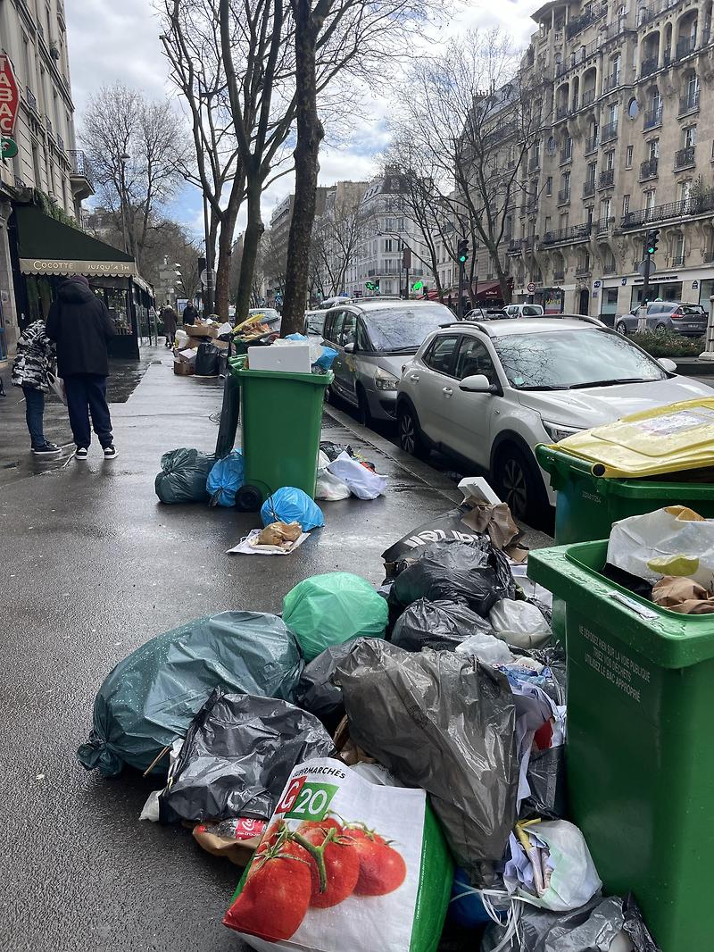 파리 시의 인도를 가득 채운 쓰레기, 정년법 개정반대 청소부 파업