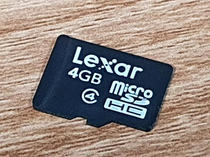 라즈베리파이 SD카드 최소용량은 4GB면 가능합니다. (Ubuntu Linux Server 기준)
