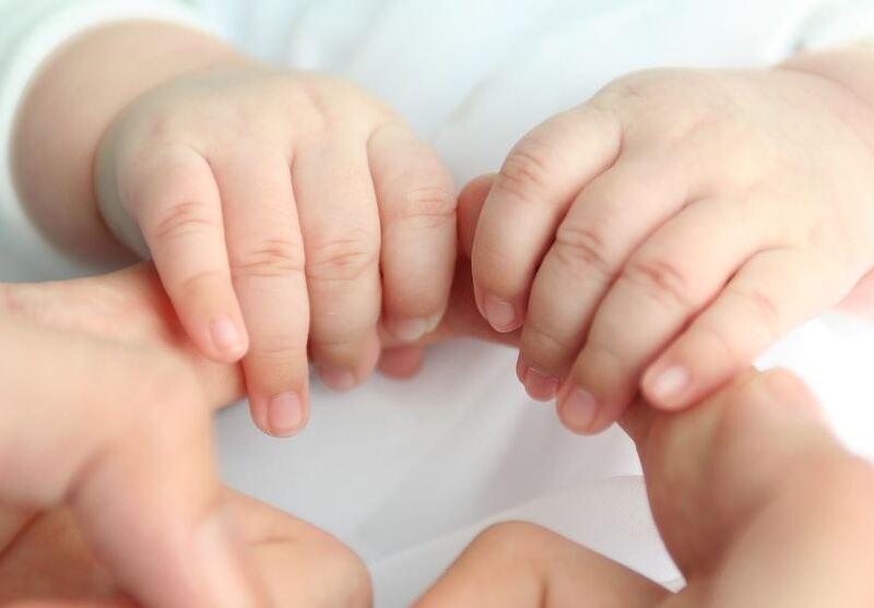 신생아의 손모양 및 입술의 움직임 정보