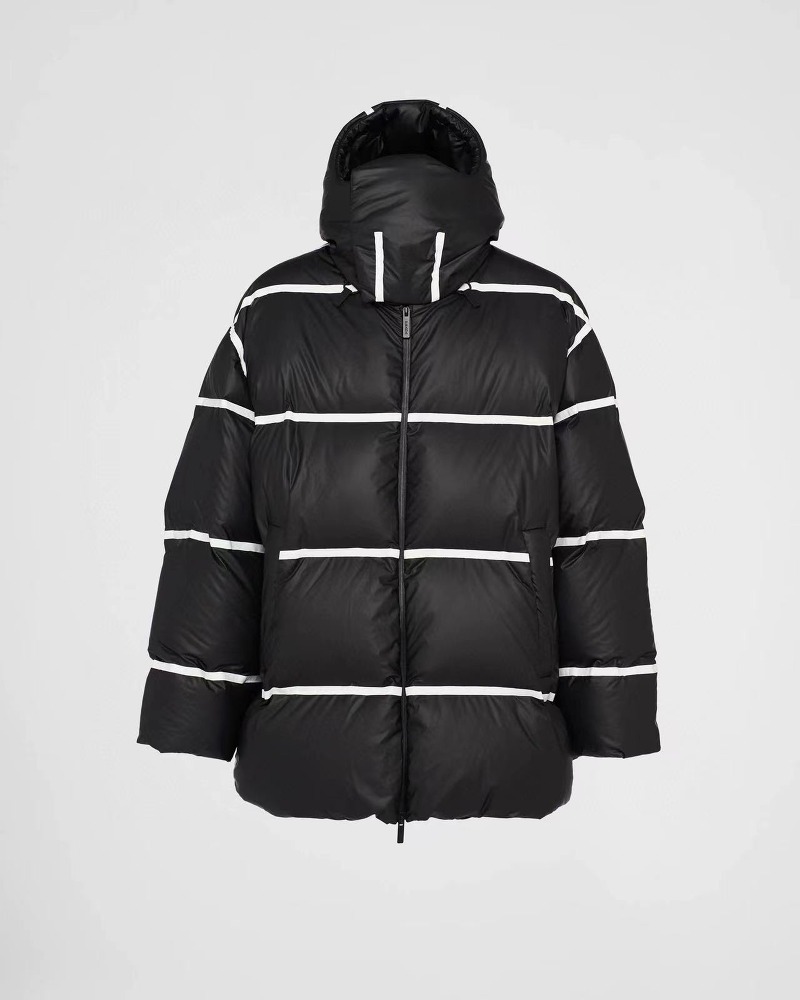 프라다 테크니컬 패브릭 다운 패딩 자켓 재킷은 스포티하면서도 고급스러운 디자인으로 유명한 제품입니다.  리밋플 review