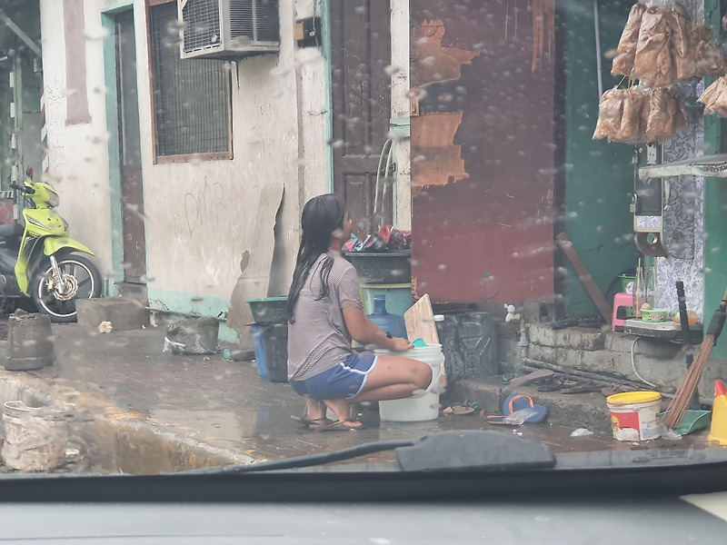 비가 오면 샤워하는 필리핀 사람들
