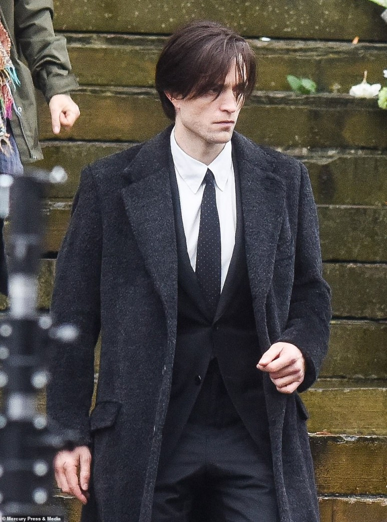The Batman: Dapper Robert Pattinson is seen back on set for the FIRST time as he arrives at Liverpool's iconic St George's Hall to shoot huge funeral scene after Covid shutdown 배트맨: 로버트 패틴슨 촬영이 셧다운 이후 거대한 장례..