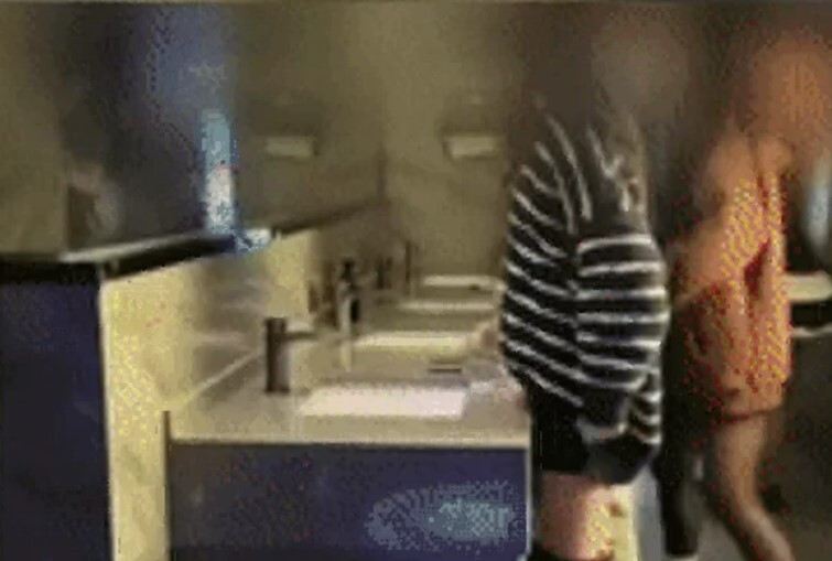 [영상] 중국 술집 화장실 유리 투명 특수 거울, magic mirror 매직 미러 논란, 광시성 구이린 시내 성범죄.