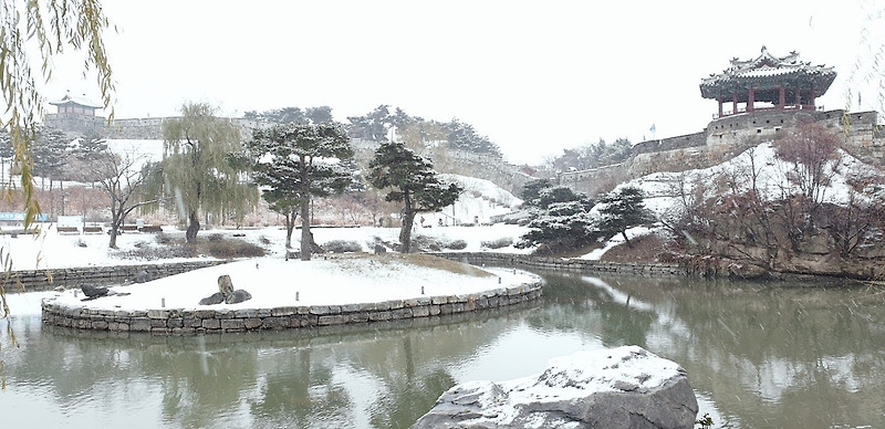 수원 화성 방화수류정 용연의 설경