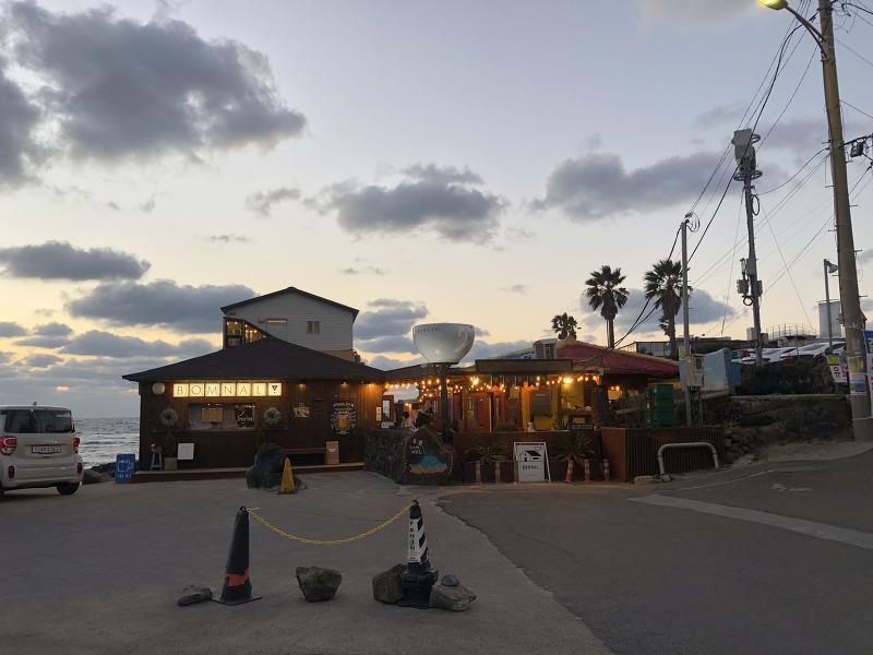 멋진 해변과 트렌디한 카페가 모여 있는 곳 _ 
