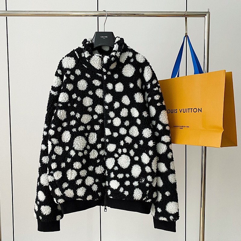 [리밋플] 루이비통(Louis Vuitton)과 YK가 함께한 인피니티 도트 플리스 블루종 재킷 자켓 1AB6HG는 올 겨울 핫한 아이템입니다.