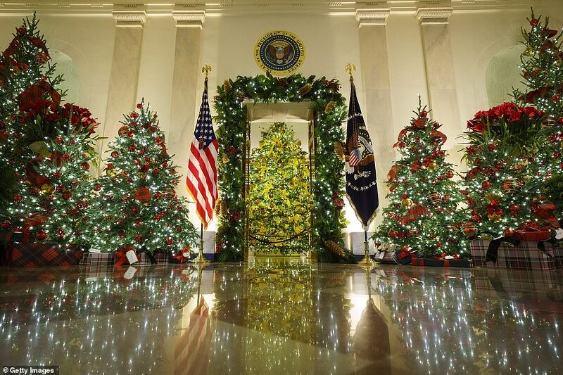 백악관 크리스마스를 준비중인 멜라니아 트럼프 (Melania Trump)