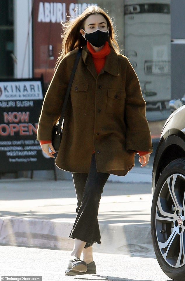 릴리 콜린스는 웨스트 헐리우드에서 운영하는 애완동물 가게를 위해 갈색 재킷에 시크한 오렌지색 터틀넥 스웨터를 입고~