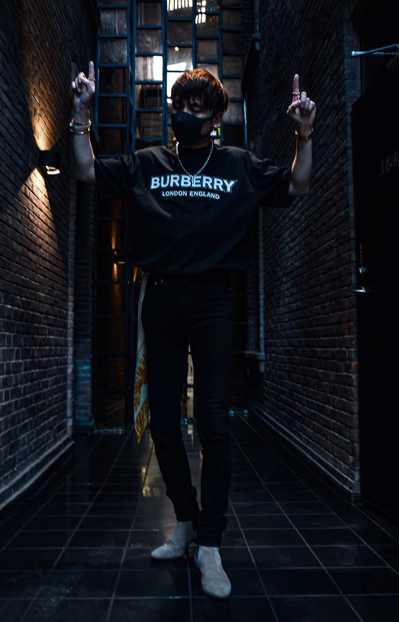 [BURBERRY] 버버리 엠보싱 로고 반팔 티셔츠