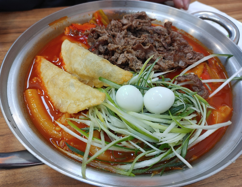 비싸긴 한데.. 맛은 있는... 청년다방 떡볶이 (2명이서 38,000원 호로록)