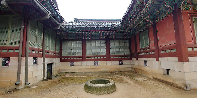 Imagine how the royal kitchin and prince`s study room of Changdeokgung, Seoul look like