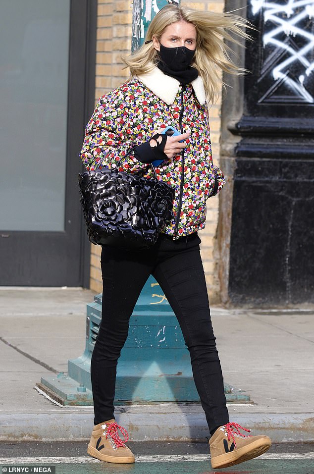 니키힐튼(Nicky Hilton)은 추운 뉴욕의 날씨에 라더블J(La DoubleJ) 화려한 재킷을 입고